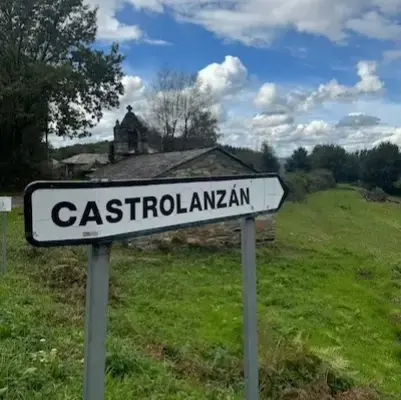 Cartel de entrada a Castrolanzán, aldea rural gallega